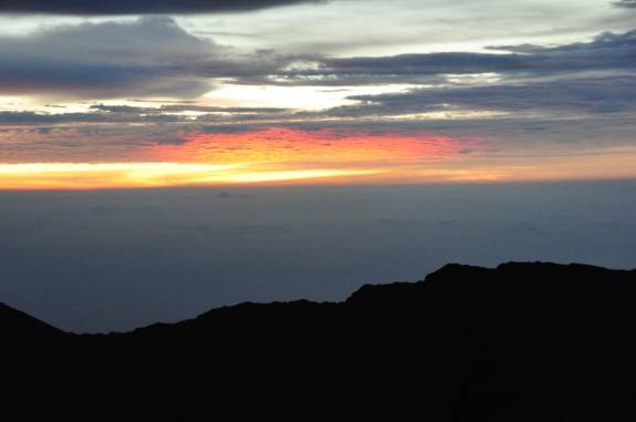 O sol começa a nascer no topo do vulcão Haleakala, em  Maui, no Havaí